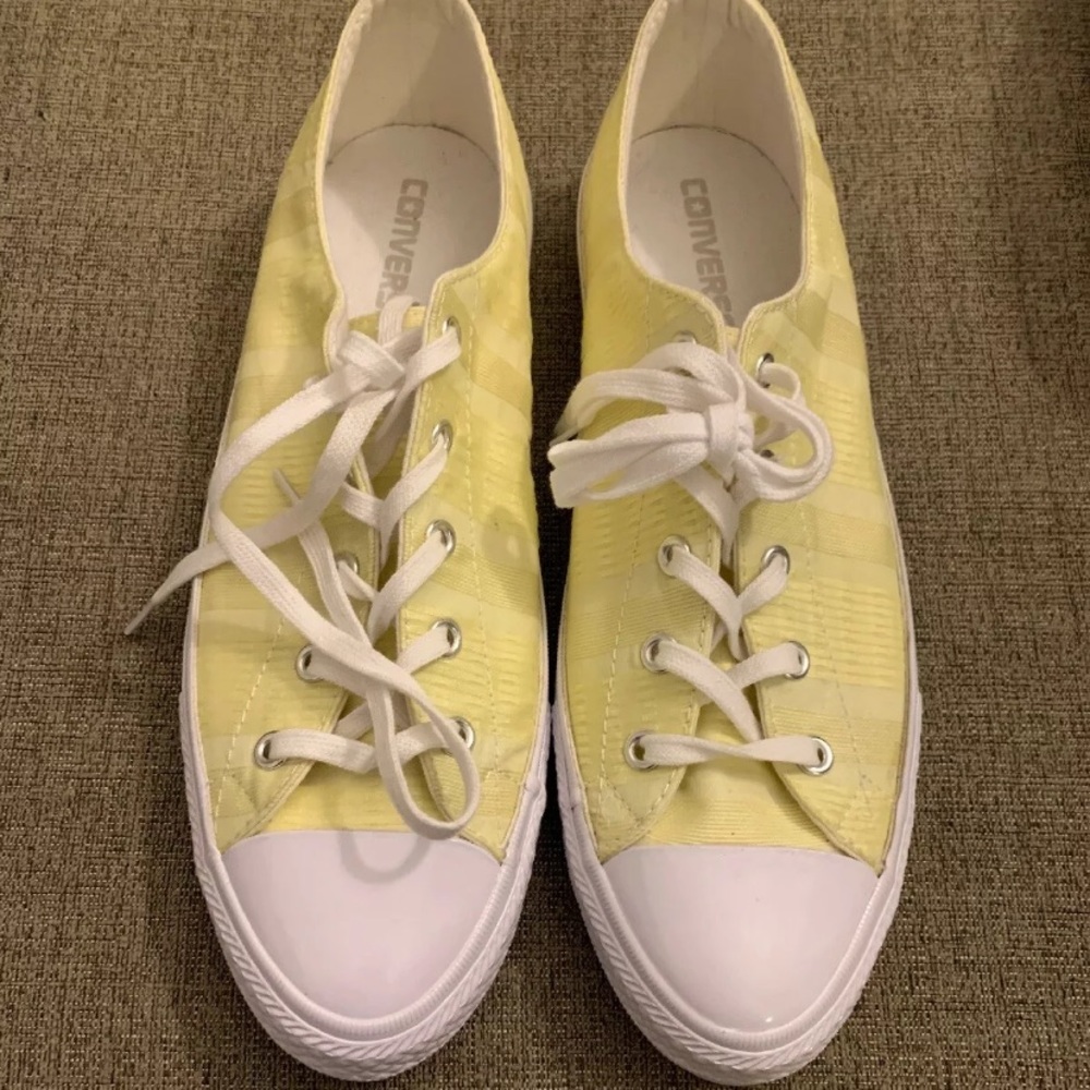 Yellow converse size 10
